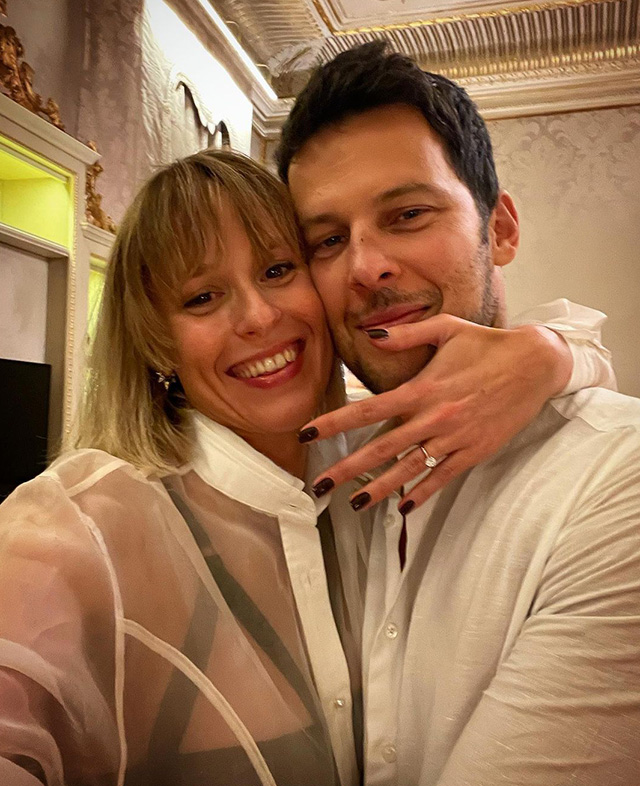 Federica Pellegrini abbraccia il futuro marito Matteo Giunta e. mostra l'anello ricevuto durante la proposta di nozze