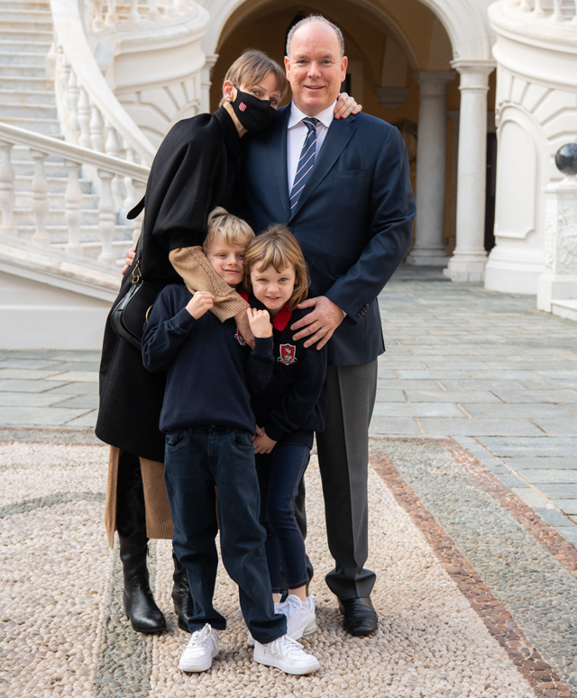 Charlene Wittstock dopo quasi 6 mesi torna a Monaco e riabbraccia il principe Alberto e i figli: foto