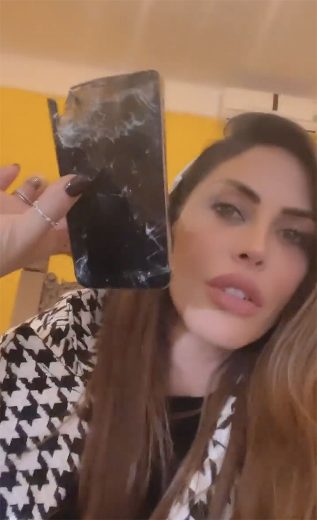 Guendalina mostra lo smartphone rotto