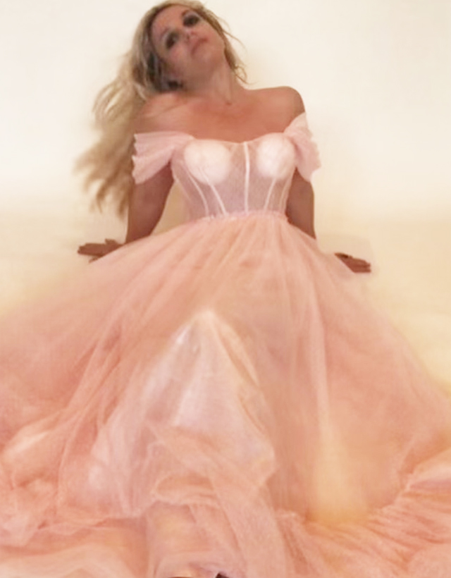 Britney Spears, 39 anni, sta facendo preparare il suo abito da sposa da Donatella Versace