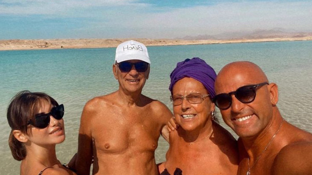 Stefano Bettarini in vacanza in Egitto con i genitori e la fidanzata Nicoletta Larini: foto