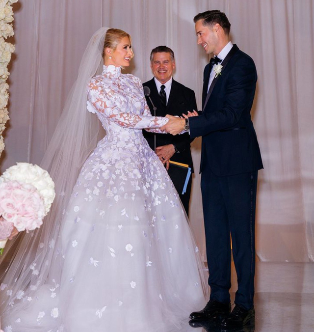 Ecco lo strepitoso abito da sposa di Paris Hilton: foto della cerimonia e del ricevimento