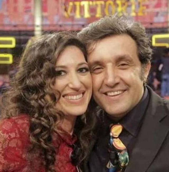 Flavio Insinna, 56 anni, con la compagna Adriana Riccio