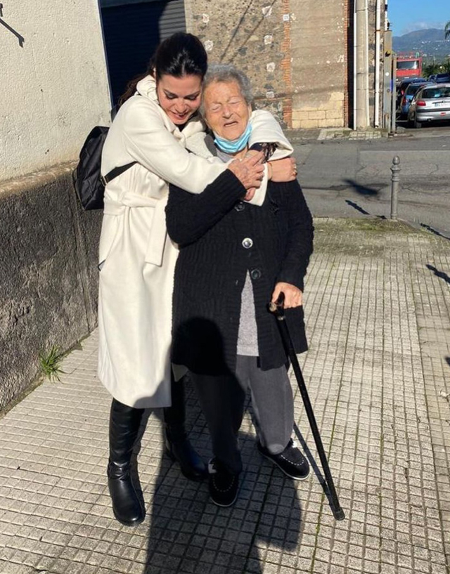 Laura Torrisi va a trovare la nonna in Sicilia: 'Difficile accettare che un giorno non ci sarà più'. Le toccanti foto