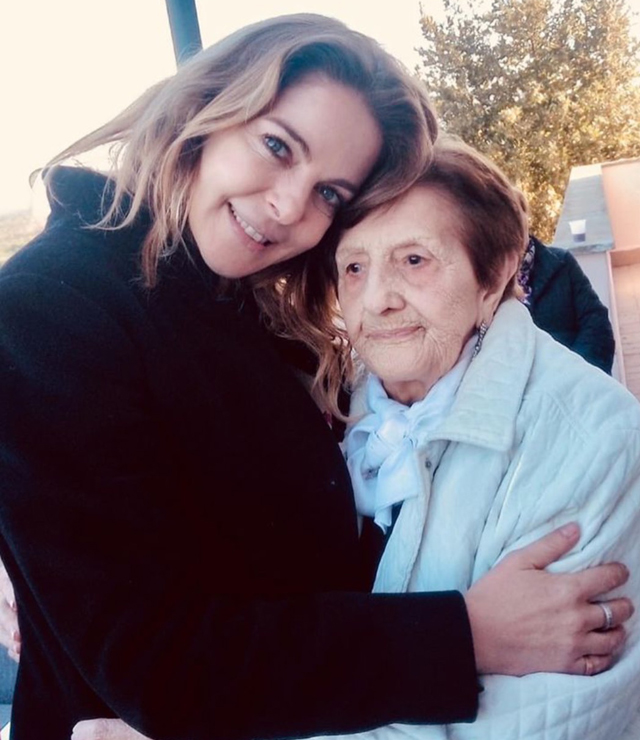 Claudia Gerini, 49 anni, insieme alla nonna Emilia