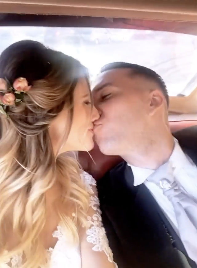 La coppia innamoratissima si bacia dopo il 'sì'