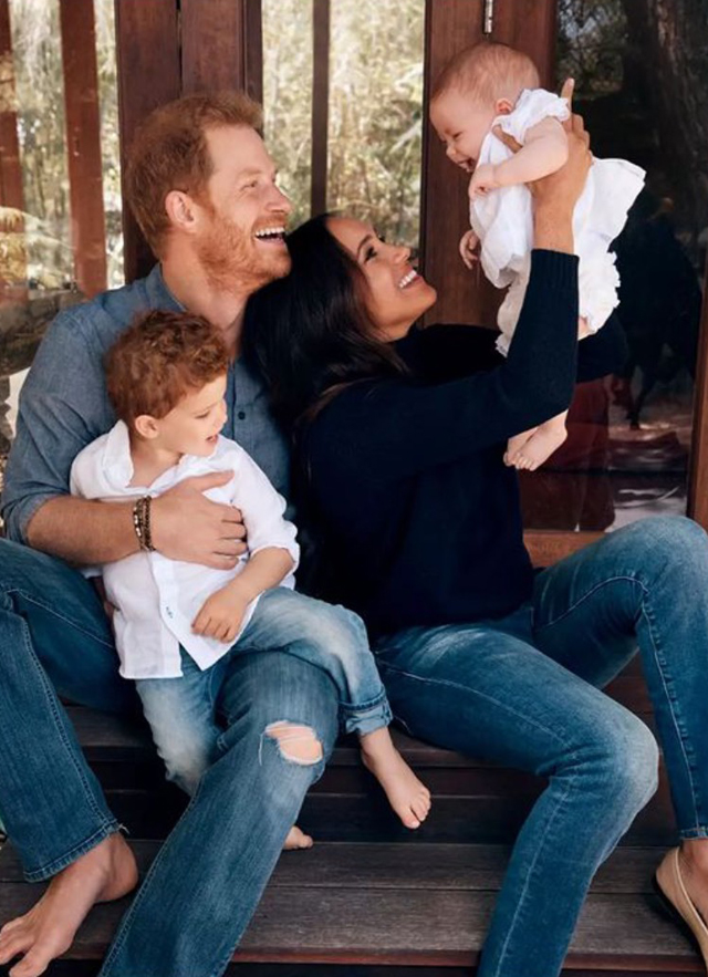 La foto di Natale del Principe Harry, 37 anni, Meghan Markle, 40, e i figli Archie, 2, e Lilibet, venuta al mondo lo scorso giugno