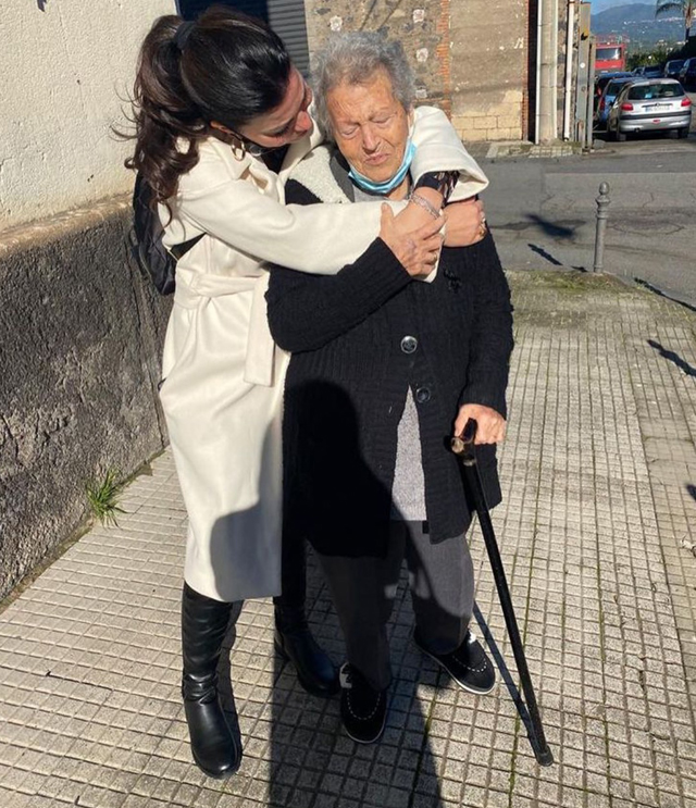 Laura Torrisi insieme alla nonna