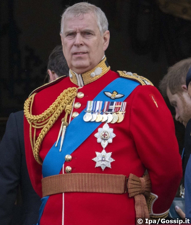 Il Principe Andrew, 61 anni, terzogenito della Regina Elisabetta, è stato di fatto cancellato dai membri attivi della famiglia reale