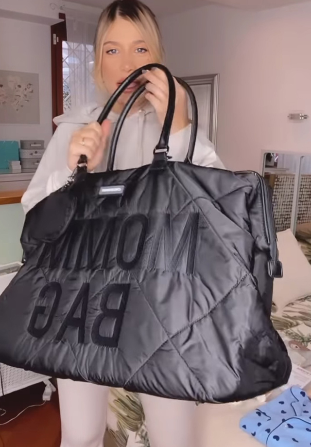 Clizia Incorvaia prepara il borsone per l'ospedale: 'Sento che bebè arriva prima'