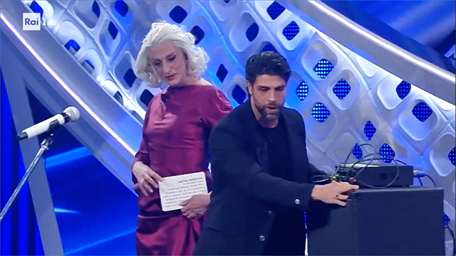 Il vincitore di Ballando 2020 Gilles Rocca tecnico di scena a Sanremo: 'Ecco perché lo faccio'