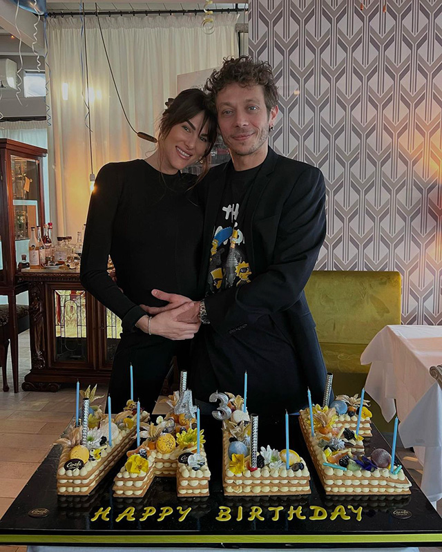 Valentino Rossi festeggia i 43 anni con Francesca Sofia Novello prossima al parto: tra pochissimo sarà papà