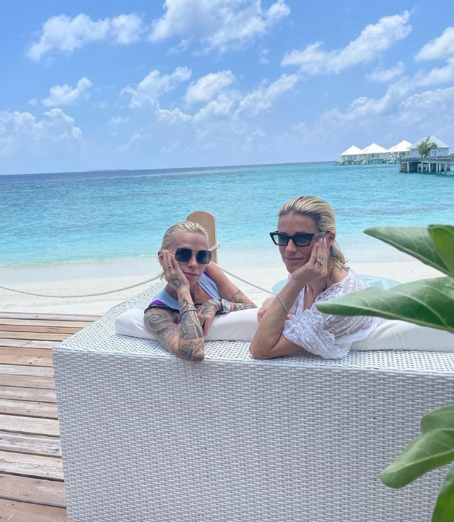 Michelle Hunziker vola alle Maldive con la manager: 'Ecco perché sono partita'