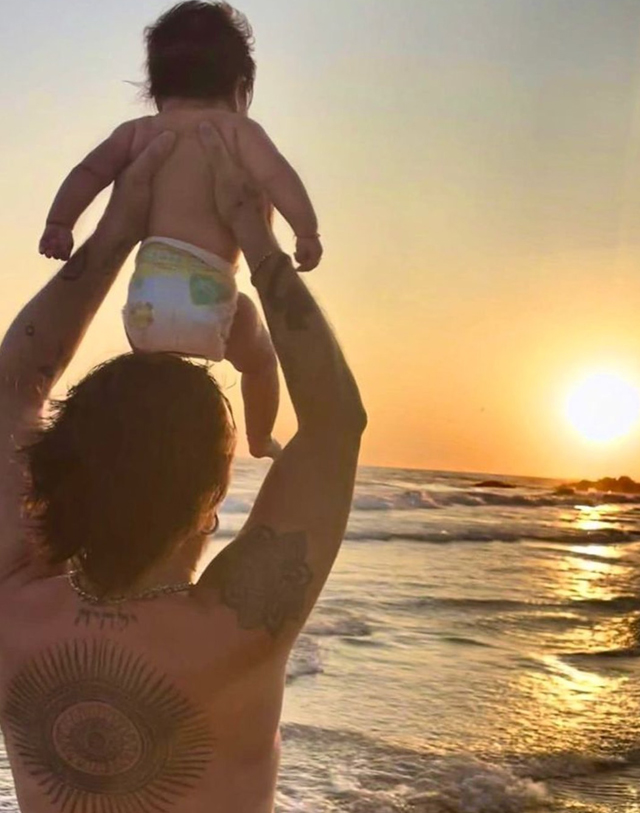 Francesco Sarcina vola in vacanza con la figlia di 3 mesi Yelaiah: ecco dove sono