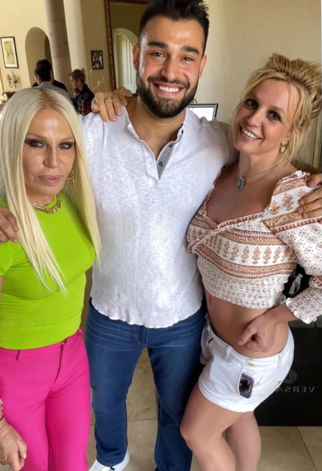 Donatella Versace, 66 anni, insieme a Britney Spears, 40, e al futuro marito Sam Asghari