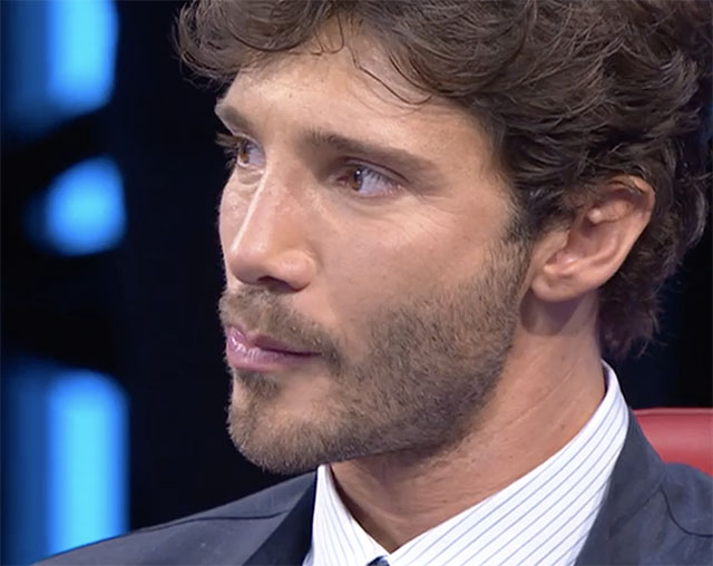 Stefano De Martino si commuove ad 'Amici’, Maria De Filippi lo bacia Stefano De Martino si commuove ad 'Amici’, Maria De Filippi lo bacia