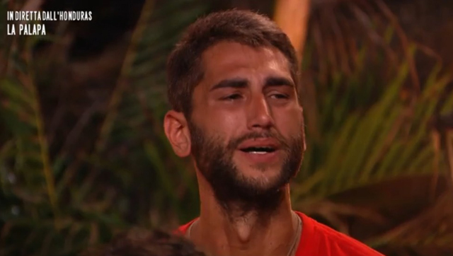 Jeremias Rodriguez in crisi all'Isola, attaccato dagli altri naufraghi crolla