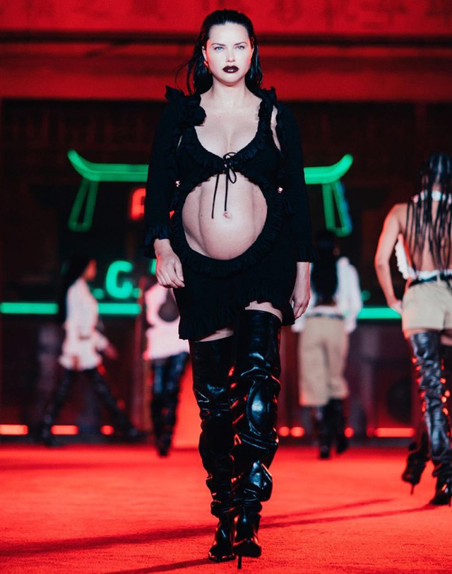 Adriana Lima incinta sfila col pancione a Los Angeles: foto