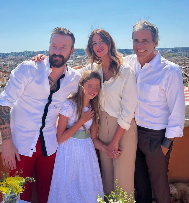 Alessia Marcuzzi, l'ex Francesco Facchinetti e tutta la famiglia allargata celebrano la comunione della figlia Mia: foto