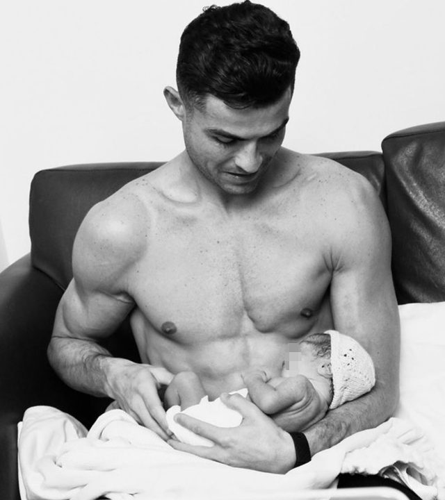 Cristiano Ronaldo, dopo la morte del gemello, è un tenero papà con la sua bambina appena nata: foto