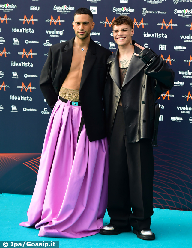 Mahmood in gonna e a petto nudo, Blanco in total black sul red carpet dell'Eurovision 2022: foto