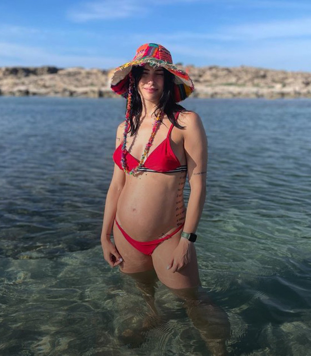 Giulia Pauselli incinta di 7 mesi in bikini scopre il pancione a Formentera: foto