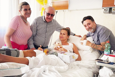 Eva Henger riceve in clinica a Roma la visita di due amici famosi: la foto 