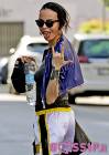 Nina Moric single e sexy in pantaloncini va in palestra a Milano