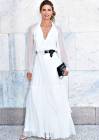 Martina Colombari sceglie il bianco per il suo look: 'La classe non è acqua'