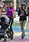 Melissa Satta e Marica Pellegrinelli al parco con i figli a Milano