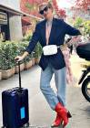Alessia Marcuzzi per viaggiare sceglie un look sbarazzino con codini