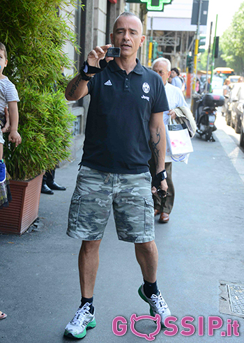 Eros si improvvisa fotografo con i paparazzi