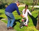 Chloe Interrante impara ad andare in bicicletta