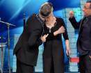 Robbie Williams bacia Maria De Filippi!