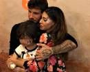 Belen e Stefano De Martino abbracciati alla festa di Santiago