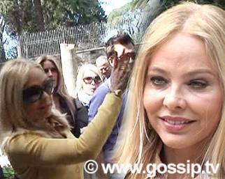 Ornella Muti coloratissima per Piazza Sempione