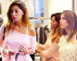 Belen e Cecilia, shopping da sorelle