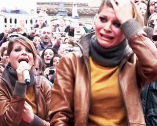 Ale Amoroso, lacrime di gioia per i fan