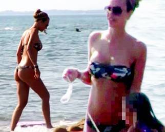 Ilary Blasi a Sabaudia super mamma con Chanel