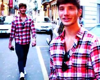 Stefano De Martino, passeggiata con torta e amici