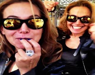 Barbara D'Urso sfama un uccellino