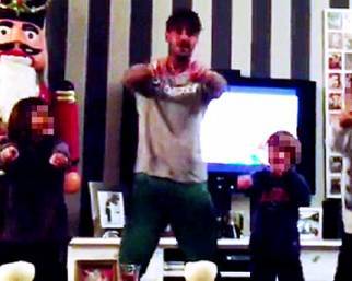 Fabrizio Corona balla con Carlos e gli amichetti