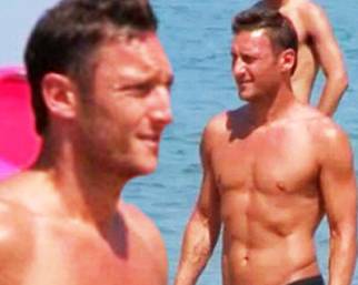 Francesco Totti, super 'tato' in spiaggia