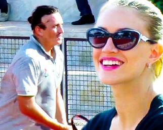 Marcelo Fuentes in campo con la racchetta si batte