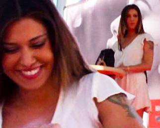 Bella Belen firma gli autografi sul libro