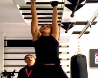 Stefano 'suona' Santi mentre Belen si allena