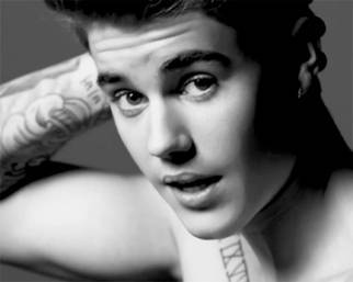 Justin Bieber resta in mutande per Calvin Klein