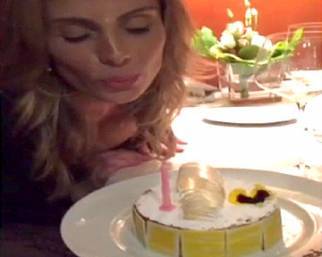 Wilma spegne le candeline e Facchinetti la bacia