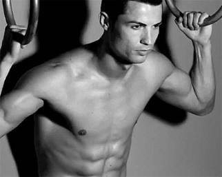 Cristiano Ronaldo sfoggia un fisico al top e addominali scolpiti