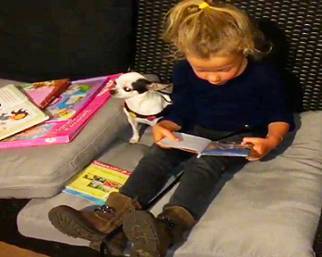 Mia Facchinetti legge le favole al cagnolino